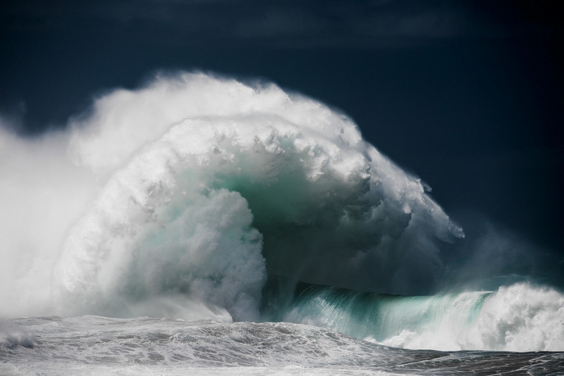 خشم آب در تقابل باد و صخره