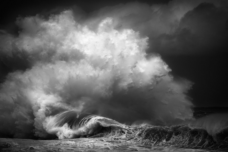 خشم آب در تقابل باد و صخره