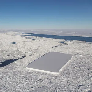 کوه یخی مستطیل شکل در قطب جنوب !