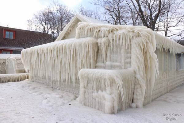 خانه ای با نمایی از یخ